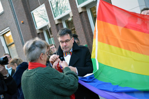 Regenboogvlag wappert bij provinciehuis voor gelijkheid en tolerantie